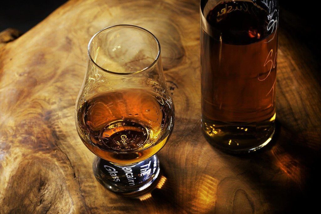 8 Ideias Do Que Fazer Com As Garrafas De Whisky Que Tem Em Casa