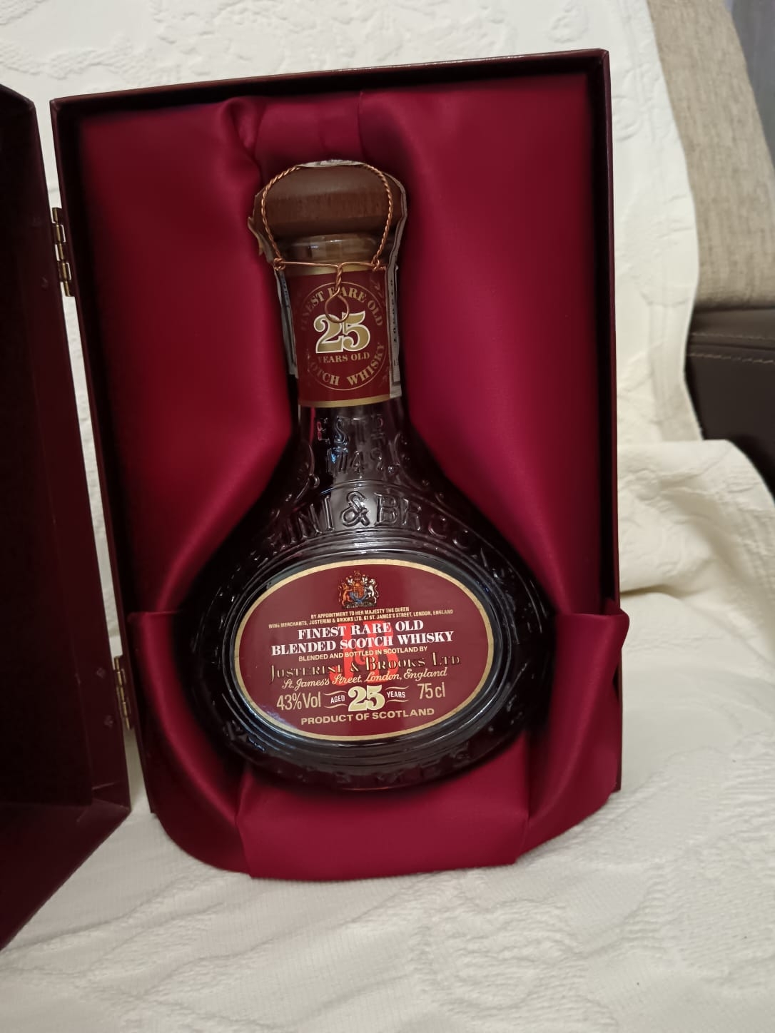 Garrafa de whisky J&B 25 anos